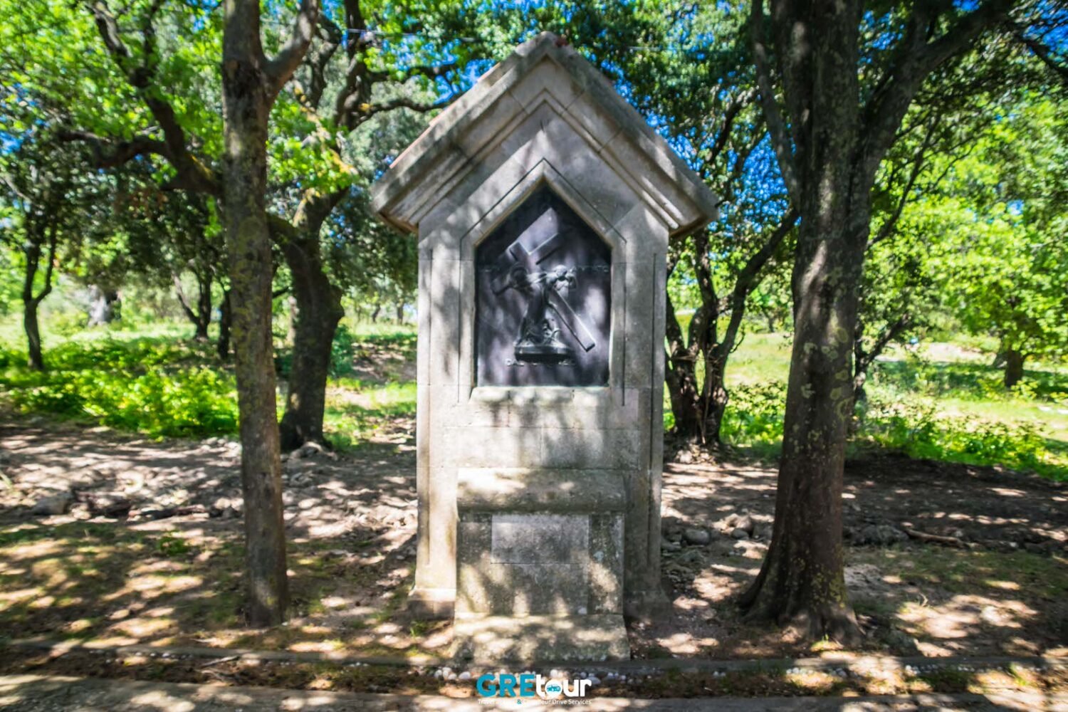 μνημείο στο μονοπάτι του γολγοθά στη φιλέρημο