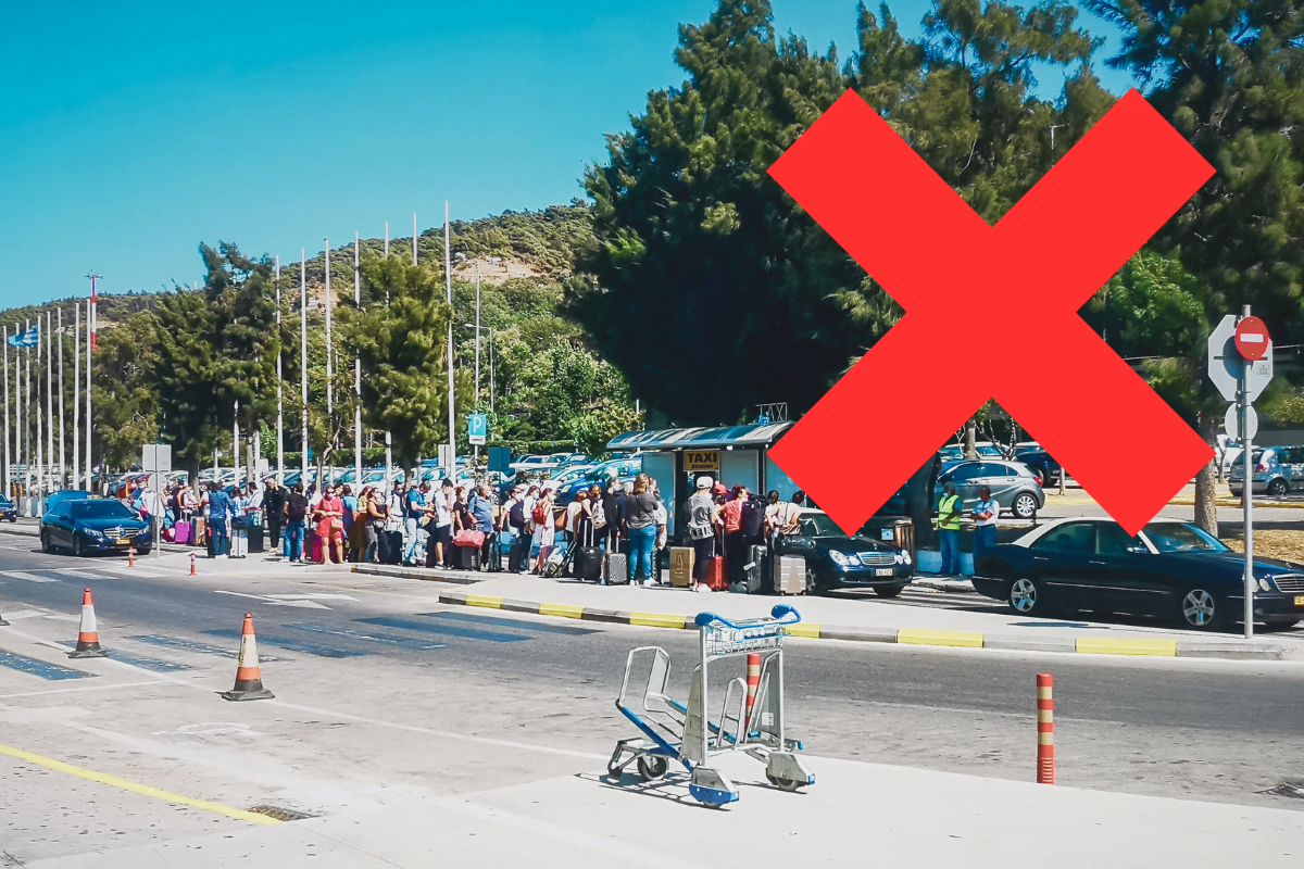 ουρά γεμάτη κόσμο στη πιάτσα ταξί στο αερδρόμιο ρόδου